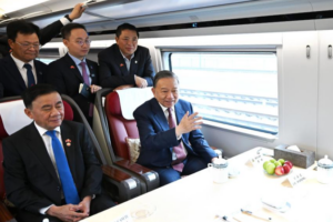 Vietnamese President Rides China's High-Speed Rail: 10 Hours, 2400km 🚄