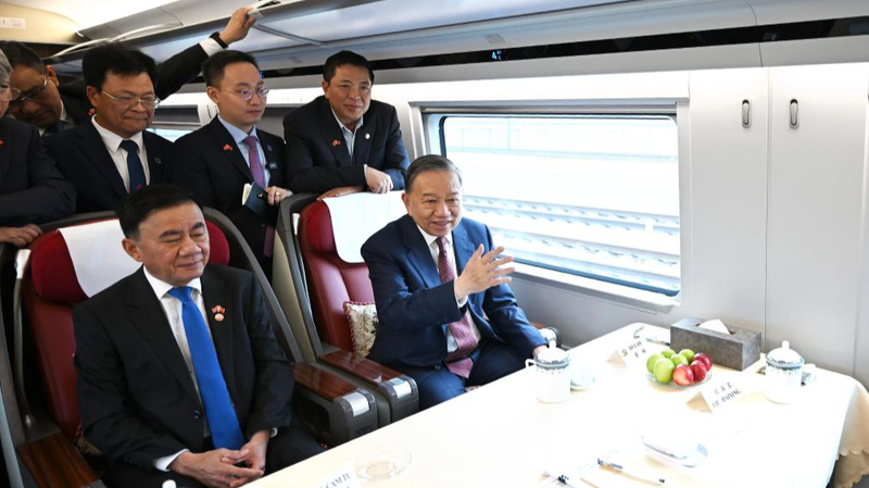Vietnamese President Rides China's High-Speed Rail: 10 Hours, 2400km 🚄
