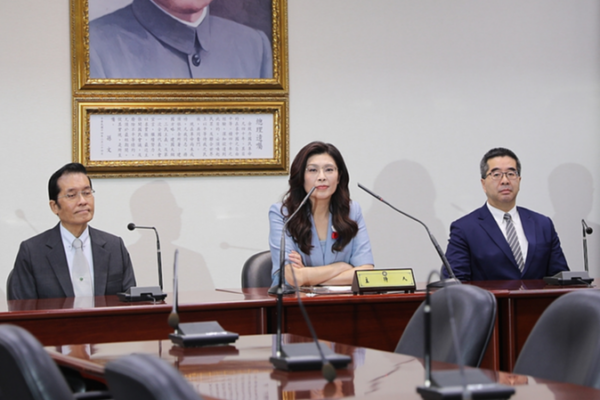 KMT Leader's Mainland Visit Sparks Hope for Cross-Strait Peace 🌏🤝