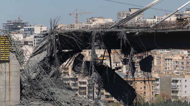 O3GT9Q6IIGDWZ0AJGRA3 - 🌍NewspaperAmigo – Your Global News Buddy 🗞️ US-Iran Tensions Soar as Deadline Looms Over Strait of Hormuz 🌍⚡