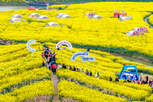 China's Spring Travel Surge: Flights & Bookings Soar 🌸✈️