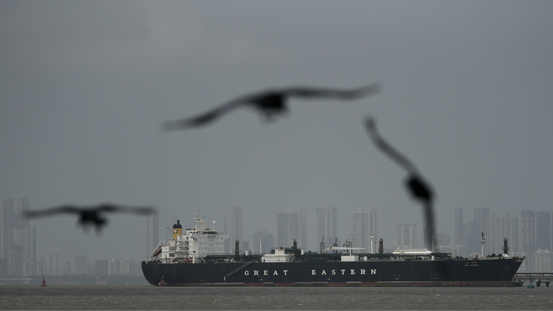 Strait_of_Hormuz_Shipping_Crisis_Shakes_Global_Economy_in_2026