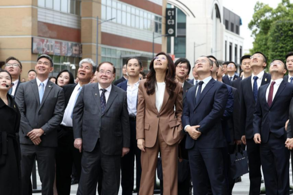 KMT Leader Champions Cross-Strait Peace During Shanghai Tour 🌏✌️