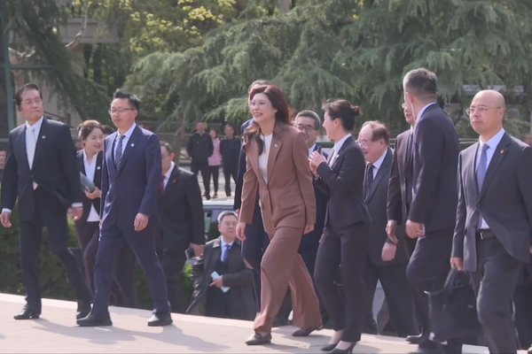 KMT Leader Cheng Li-wun's Mainland Visit Sparks Cross-Strait Dialogue 🌉 video poster