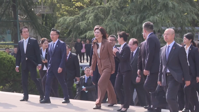 KMT Leader Cheng Li-wun's Mainland Visit Sparks Cross-Strait Dialogue 🌉 video poster